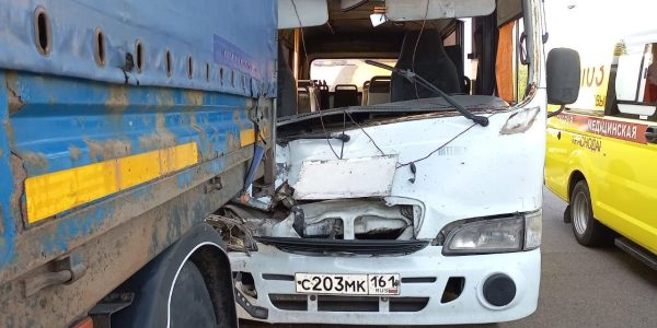 В Краснодаре маршрутка с пассажирами врезалась в припаркованный грузовик