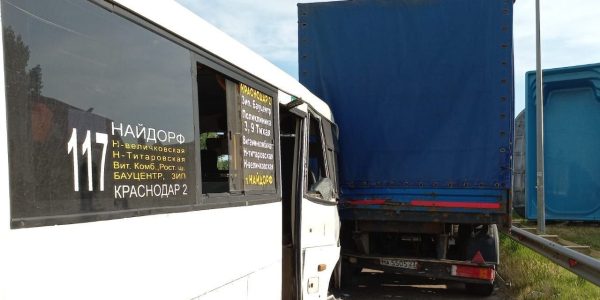 Шесть человек обратились к медикам после ДТП с пассажирским автобусом в Краснодаре