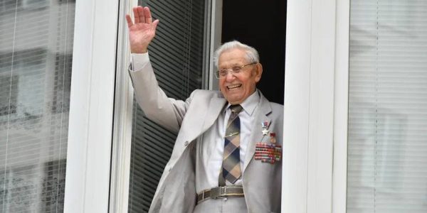 Кондратьев поздравил со 100-летним юбилеем ветерана Великой Отечественной войны Павла Сюткина