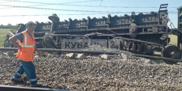 В Краснодарском крае из-за схода грузовых вагонов задерживаются 3 пассажирских поезда