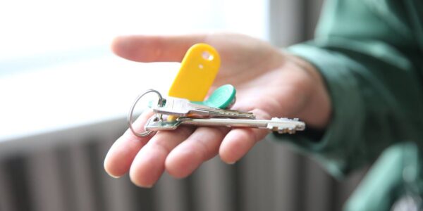 В Краснодаре вручили ключи от новой квартиры первой семье, расселяемой из ветхого жилья в 2022 году