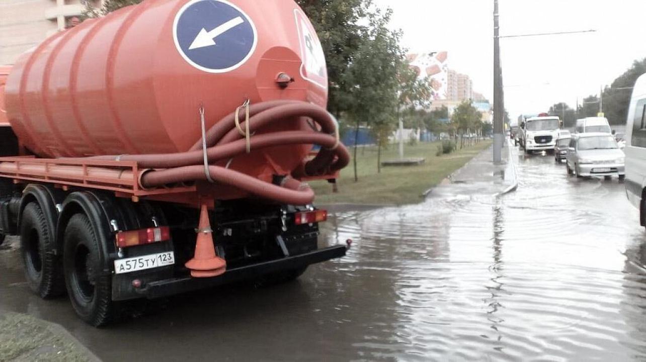 На улицах Краснодара работают четыре единицы водооткачивающей техники