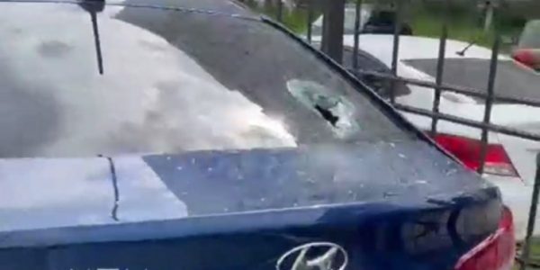 В Новороссийске выброшенная из окна кость повредила автомобиль
