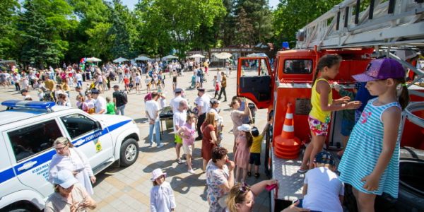 В Анапе на главной площади в честь Дня защиты детей открыли выставку спецтехники