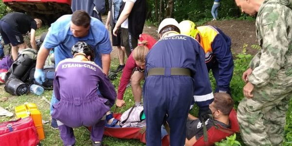 В Краснодарском крае турист упал с обрыва на камни во время экскурсии к водопадам