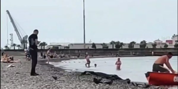 В Сочи туристы обнаружили в море труп человека