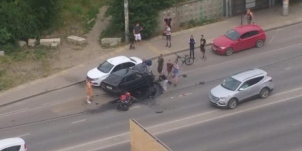В Краснодаре в массовом ДТП погиб мотоциклист, его личность устанавливается