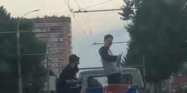 В Краснодаре двое парней устроили «вечеринку у бассейна» в кузове движущейся «ГАЗели»