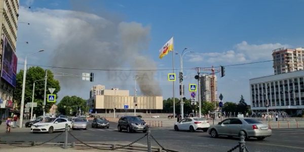 В центре Краснодара остановилось движение из-за пожара в частном секторе