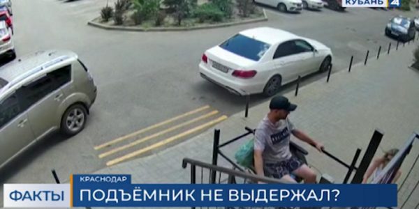 В Краснодаре мужчина в инвалидной коляске рухнул вместе с подъемником