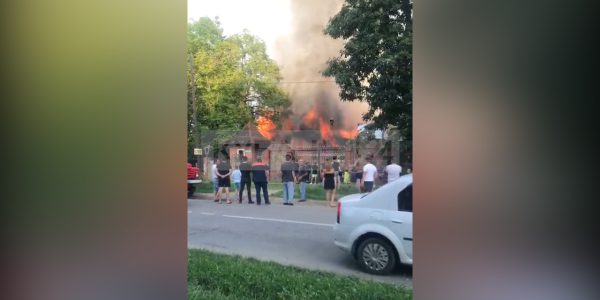 В Хадыженске загорелось заброшенное кафе «Медвежий угол»