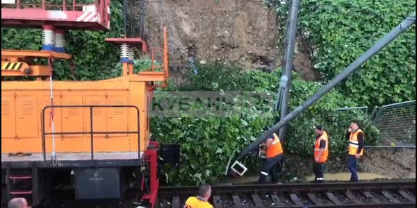 В Сочи сель повредил опоры электросети, задержано движение 13 поездов