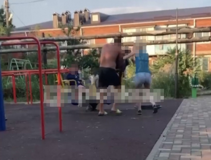 СК подключился к делу о нападении мужчины на ребенка на детской площадке в Яблоновском