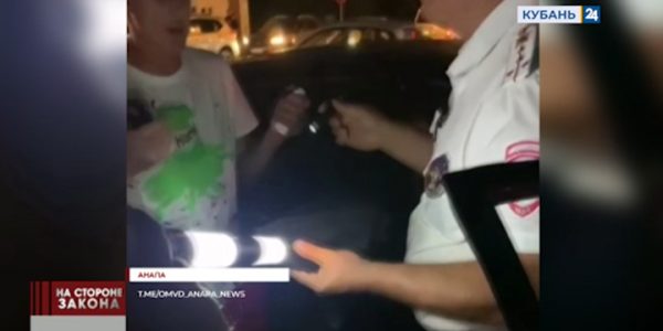 В Анапе задержали водителя с подозрительными правами, свертком и шприцами