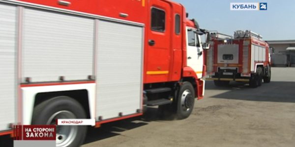 В честь 14-летия противопожарной службы Краснодарского края пожарным вручили три новых автомобиля
