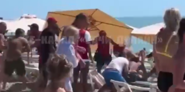 В Сочи сотрудники пляжа избили чемпиона по самбо из Минска, заступившегося за младших сестер