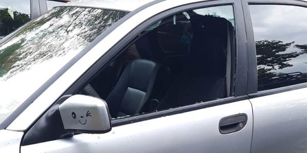 В Сочи приезжий в неадекватном состоянии разбил стекла двух машин на парковке отеля