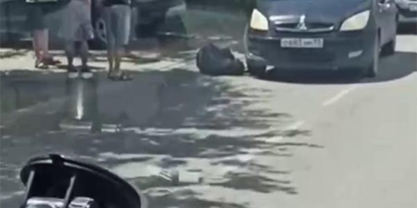 В Краснодаре неадекватный мужчина бросался на проезжающие машины