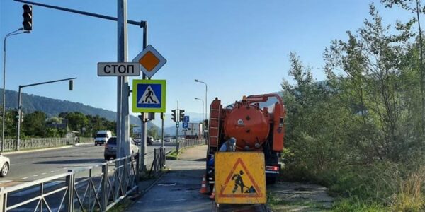 В Сочи локализовали прорыв на магистральном водоводе на улице Пластунской