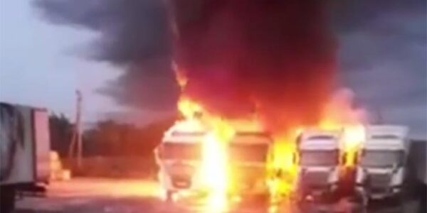 В Новороссийске на парковке сгорели пять грузовиков