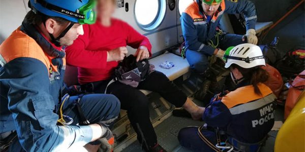 Спасатели вертолетом эвакуировали с горы Фишт пенсионерку с травмой ноги