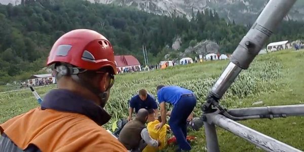 Спасатели на вертолете эвакуировали с горного приюта «Фишт» туриста с переломом ноги