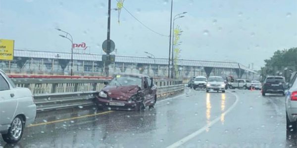 В Сочи у аэропорта произошло жесткое ДТП, на участке образовалась пробка