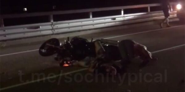 В Сочи мотоциклист с пассажиром врезался автоцистерну
