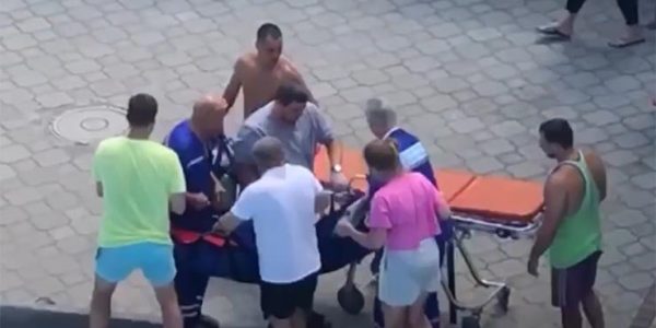 В Анапе ребенок захлебнулся в бассейне, его увезли в больницу