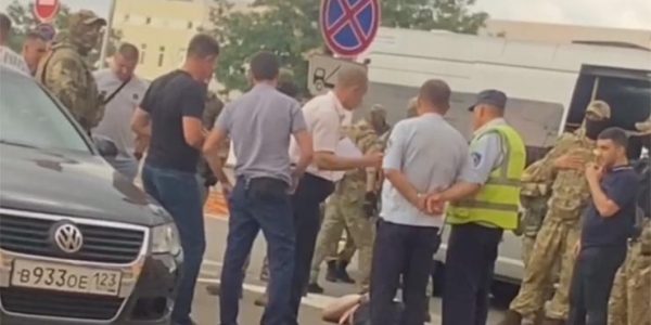 В Краснодаре Росгвардия на улице задержала мужчин, подозреваемых в тяжком преступлении