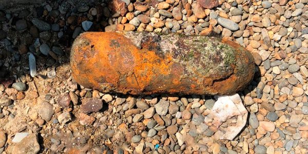 В Анапе на пляже «Малая бухта» нашли ржавую осколочную мину времен войны