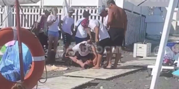 На пляже «Чайка» в Сочи произошла драка между охранниками и отдыхающими