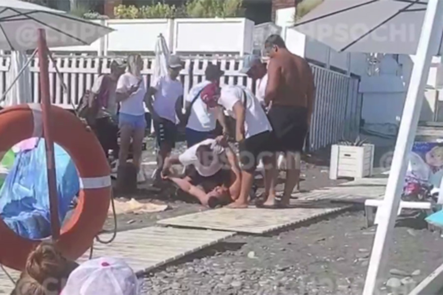 На пляже «Чайка» в Сочи произошла драка между охранниками и отдыхающими