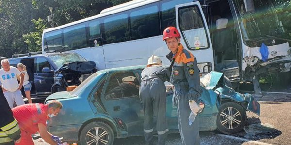 В ДТП с экскурсионным автобусом в Сочи пострадал 12-летний мальчик