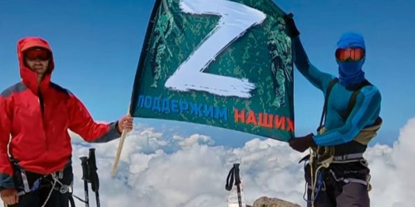 Краснодарские росгвардейцы развернули на вершине Эльбруса флаг с буквой Z