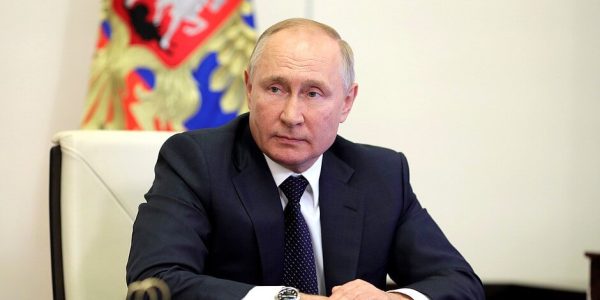 Путин: необходимо проработать идею общероссийского родительского комитета