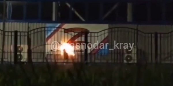 В Гулькевичском районе неизвестный сжег баннер с буквой Z на заборе спорткомплекса