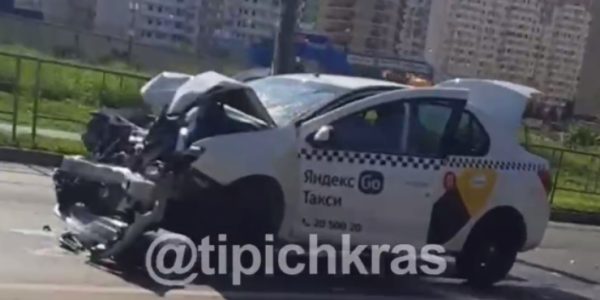 В Краснодаре машина такси протаранила попутную иномарку, есть пострадавшая