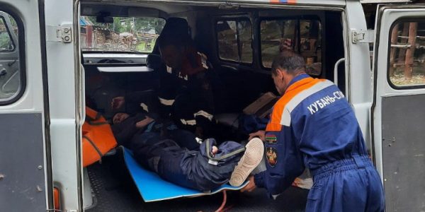 В Краснодарском крае спасатели эвакуировали с туристического маршрута повредившего ногу парня