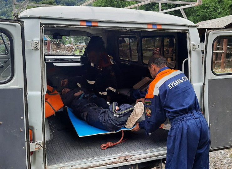 В Краснодарском крае спасатели эвакуировали с туристического маршрута повредившего ногу парня