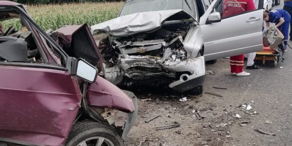 В Каневском районе водитель легковушки погиб в жестком лобовом ДТП с «Нивой»
