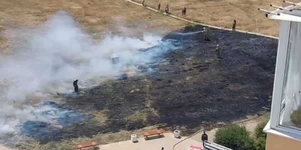 В Анапе рядом с жилыми домами загорелось поле