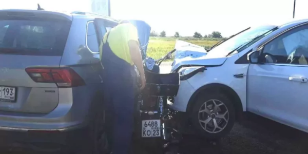 В Краснодарском крае на трассе мотоциклиста и его пассажирку зажало между иномарками