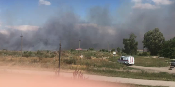 В Ейске загорелась свалка в карьере. Пожар угрожает приюту для бездомных животных