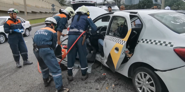 В Сочи водителя такси зажало в автомобиле из-за ДТП