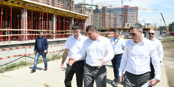 Мэр Краснодара проверил строительство соцобъектов в районе Западного обхода | Факты