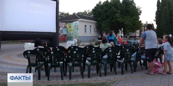 В Ленинградском районе открыли летний кинотеатр
