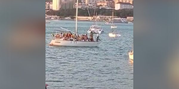 В Геленджике яхта «Нирвана» с перегрузом катала в море туристов