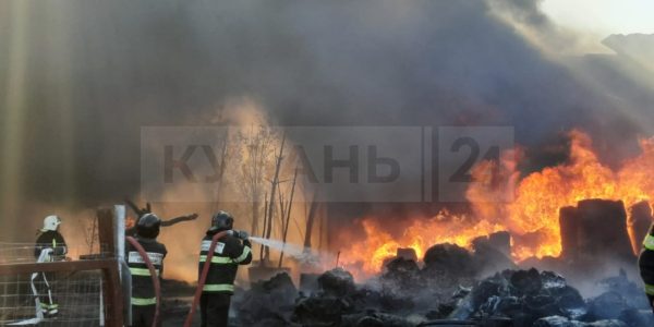 В Краснодаре произошел крупный пожар на складе площадью 1 тыс. кв. метров