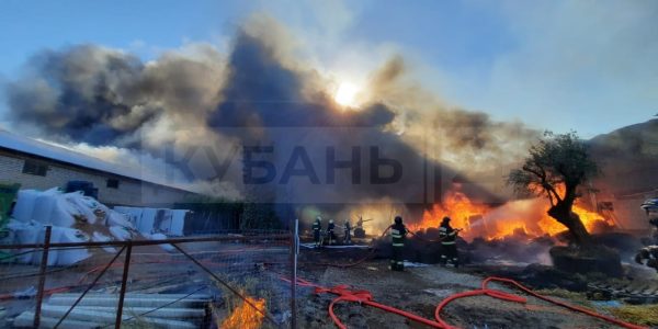 В Краснодаре потушили огонь на складе на площади 1 тыс. 650 кв. метров